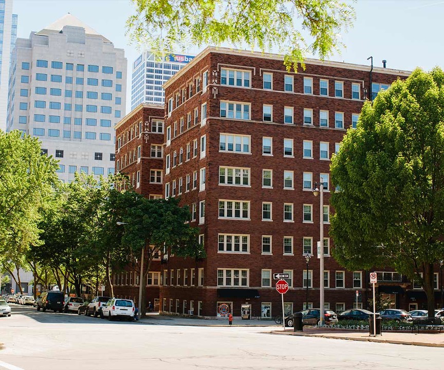 Wayland in Milwaukee, WI - Foto de edificio