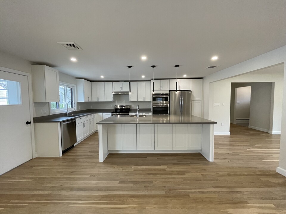 46 Woodcliff Rd in Chestnut Hill, MA - Building Photo