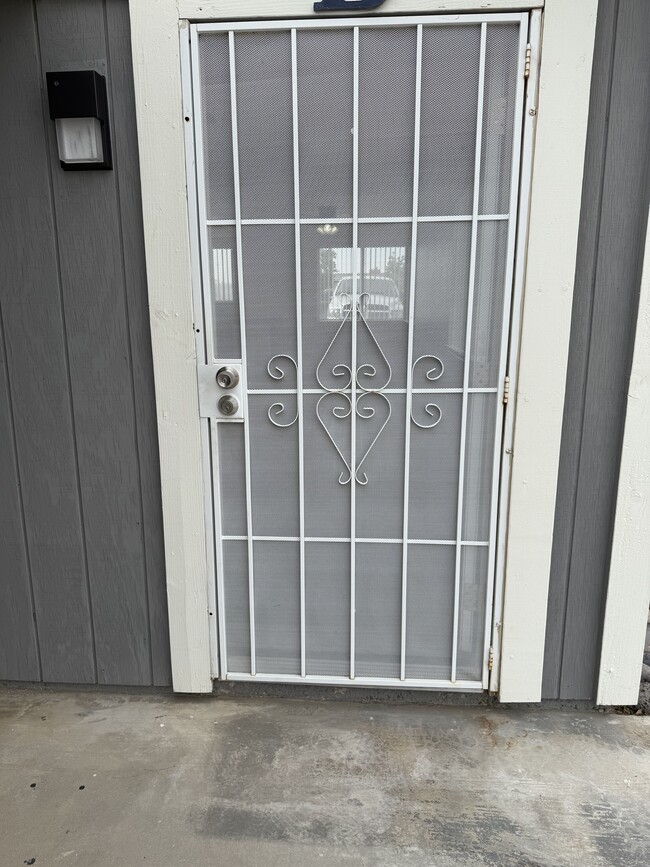 13965 Smoketree St, Unit D in Hesperia, CA - Building Photo - Building Photo