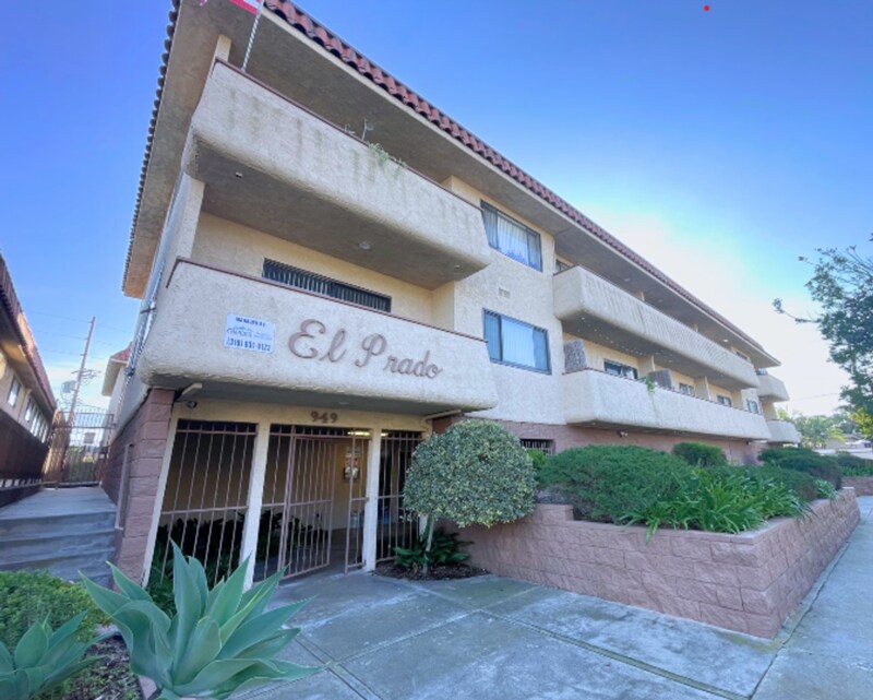 949 W 26th St in Los Angeles, CA - Building Photo