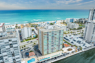 Trafalgar Towers II in Hollywood, FL - Building Photo - Building Photo