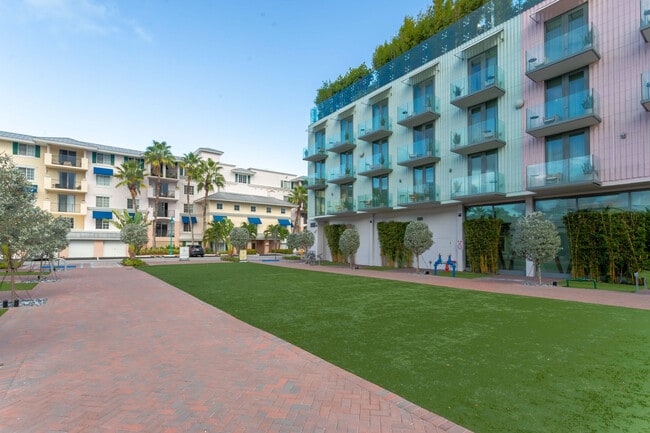 250 NE 3rd Ave in Delray Beach, FL - Foto de edificio - Building Photo