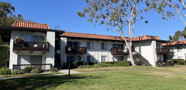 Casa Monterrey Apartments in Huntington Beach, CA - Foto de edificio - Building Photo