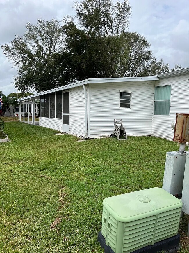 11040 Mesquite Dr in Dade City, FL - Building Photo - Building Photo