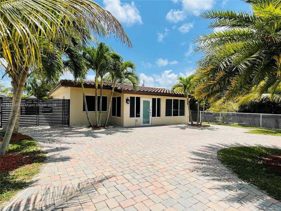 1340 NE 177th St in North Miami Beach, FL - Building Photo
