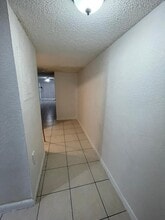 230 W 68th St, Unit 210 in Hialeah, FL - Foto de edificio - Building Photo