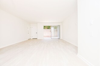 2602 Carnegie Ln-Unit -Unit 203 in Redondo Beach, CA - Building Photo - Building Photo