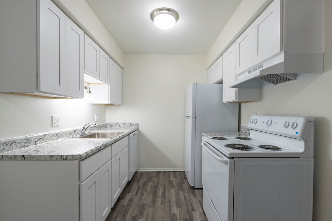 Pine Lake Apartments in Waterford, MI - Building Photo