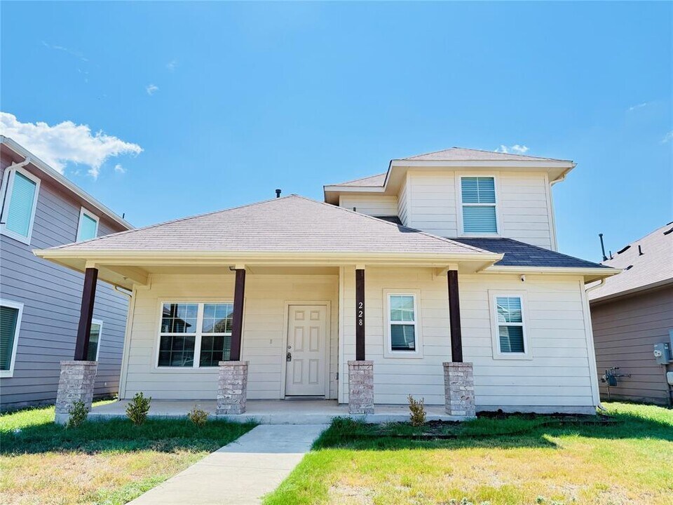228 Bent Creek Dr in Hutto, TX - Building Photo