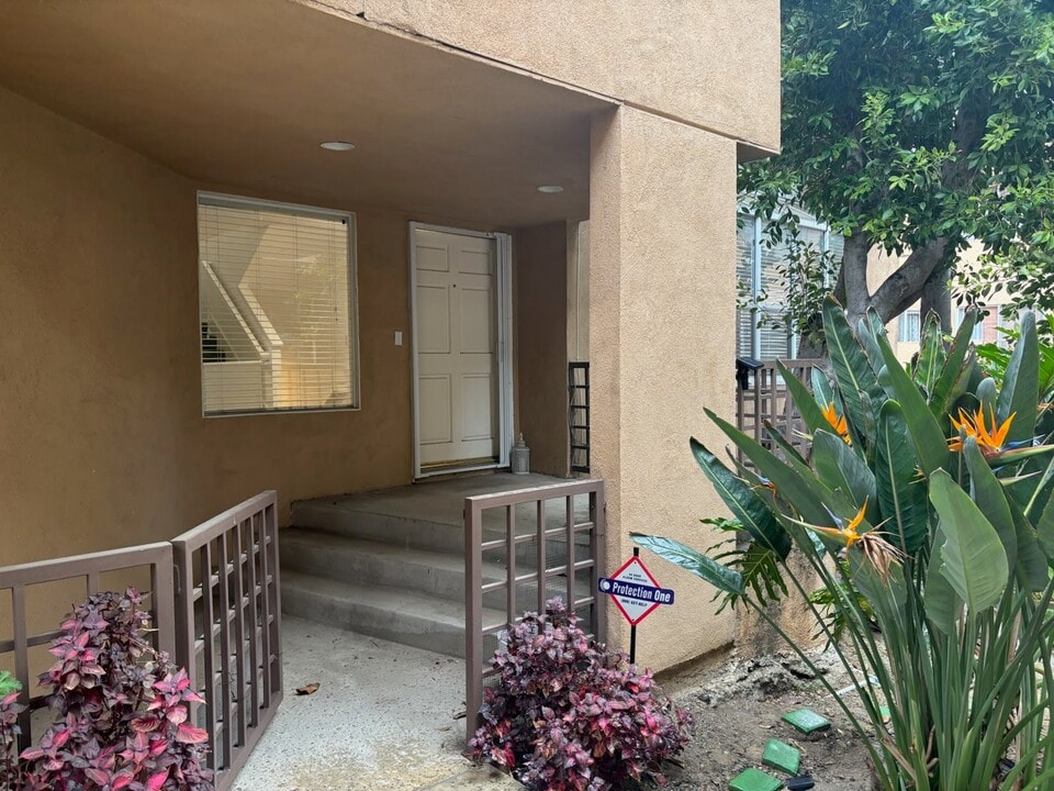 18730 Hatteras St in Tarzana, CA - Building Photo