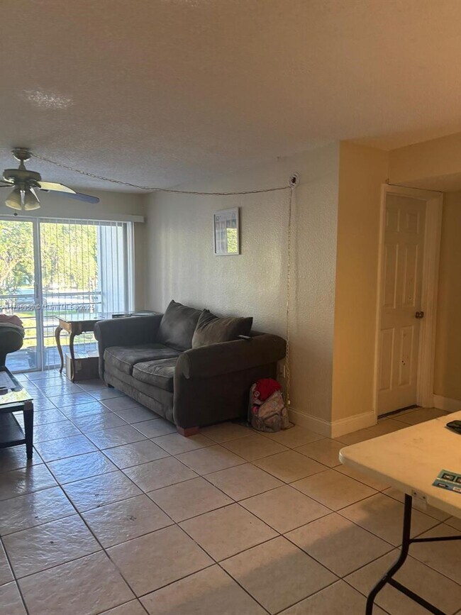4235 N University Dr in Sunrise, FL - Foto de edificio - Building Photo
