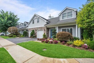 144 Pond View Dr in Port Washington, NY - Building Photo - Building Photo