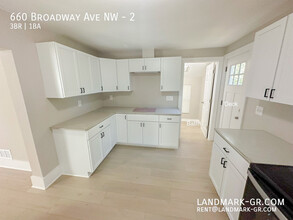 660 Broadway Ave NW in Grand Rapids, MI - Building Photo - Building Photo