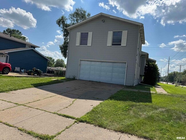 2107 Tanglefoot Ln in Bettendorf, IA - Building Photo - Building Photo