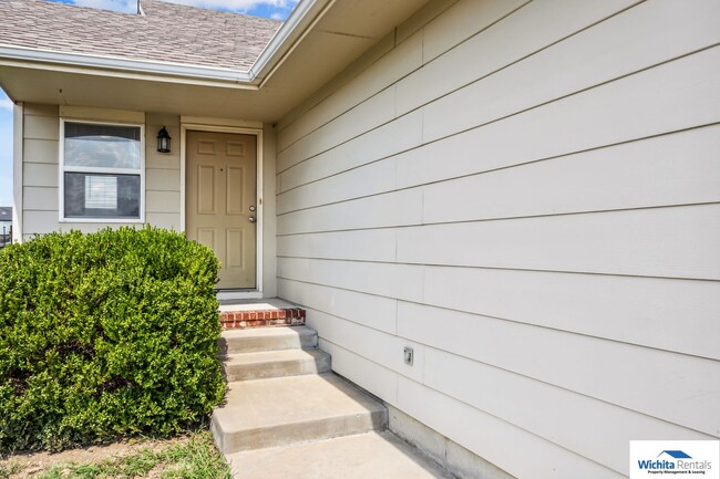 3353 N Governeour Cir in Wichita, KS - Foto de edificio - Building Photo