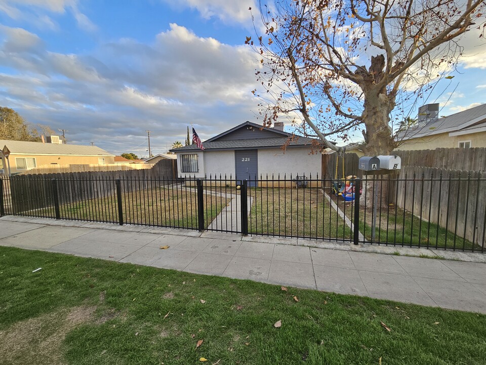 221 Lincoln Ave, Unit A in Bakersfield, CA - Building Photo