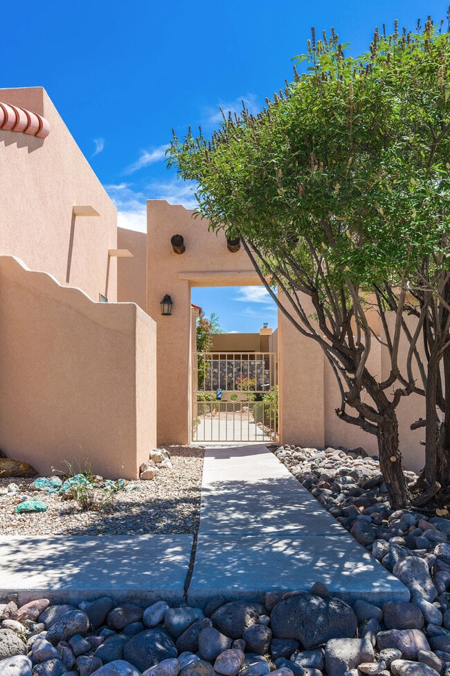 2218 Los Misioneros in Las Cruces, NM - Building Photo - Building Photo