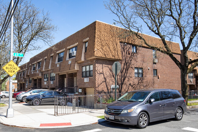 Cloverdale East Condos in Little Neck, NY - Foto de edificio - Building Photo