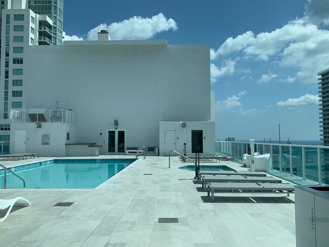 133 NE 2nd Ave, Unit 301 in Miami, FL - Foto de edificio - Building Photo