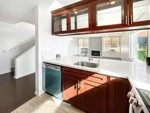 960 N San Vicente Blvd in West Hollywood, CA - Building Photo - Building Photo