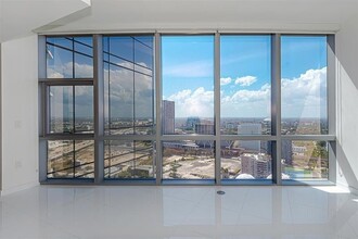 851 NE 1st Ave, Unit 1702 in Miami, FL - Building Photo - Building Photo