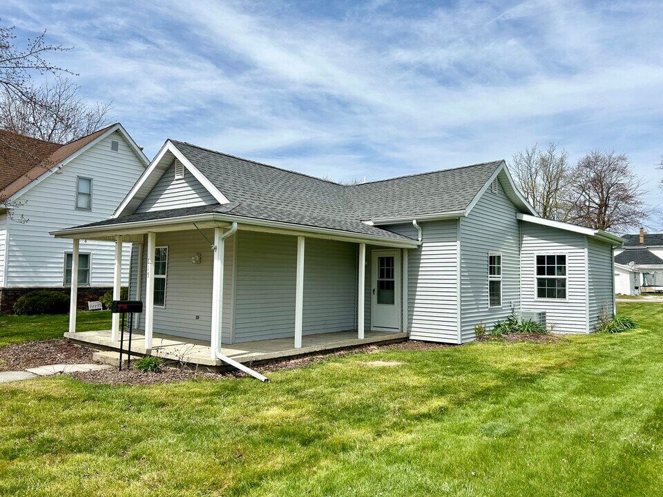 615 W South St in Bluffton, IN - Building Photo