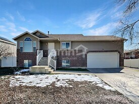 32 E 2200 S in Clearfield, UT - Building Photo