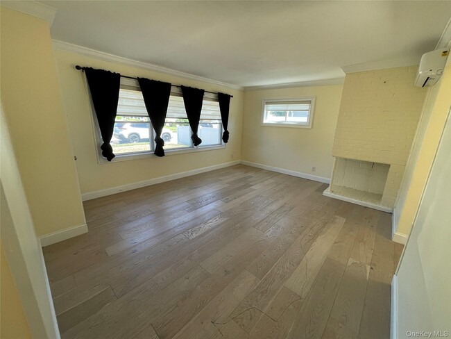 14 Glen Ln in Copiague, NY - Building Photo - Building Photo
