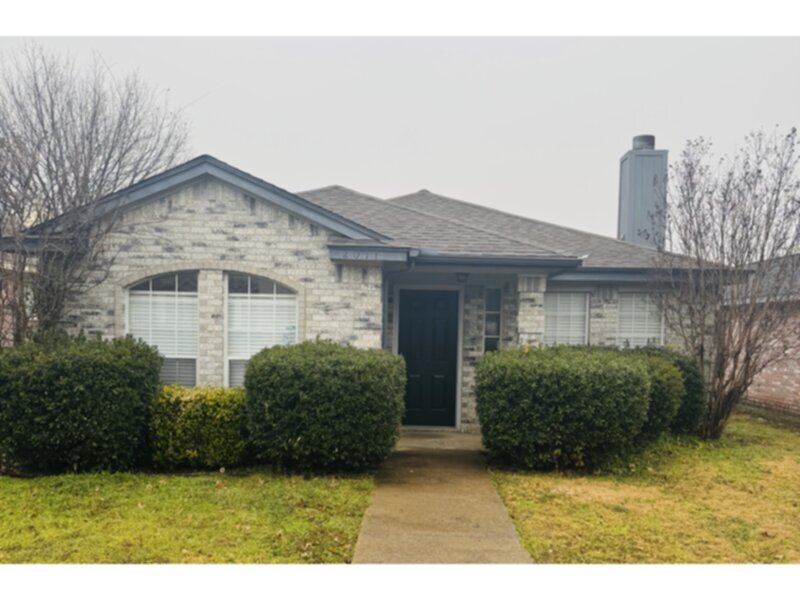 2011 Picadilly Blvd in Mesquite, TX - Building Photo