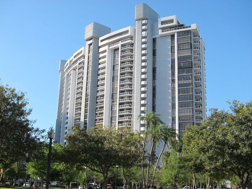 9 Island Ave, Unit 1702 in Miami Beach, FL - Building Photo