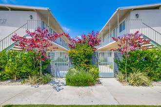 Charming Courtyard Apartments in West Adams in Los Angeles, CA - Foto de edificio - Building Photo
