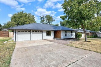 1000 Cripple Creek Dr in Austin, TX - Building Photo - Building Photo
