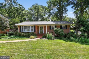 8233 Stonewall Dr in Vienna, VA - Building Photo