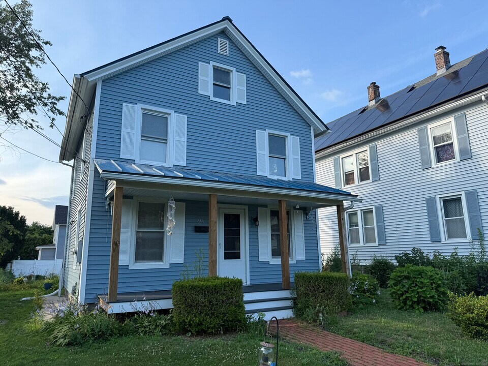 94 Cherry St in Torrington, CT - Building Photo