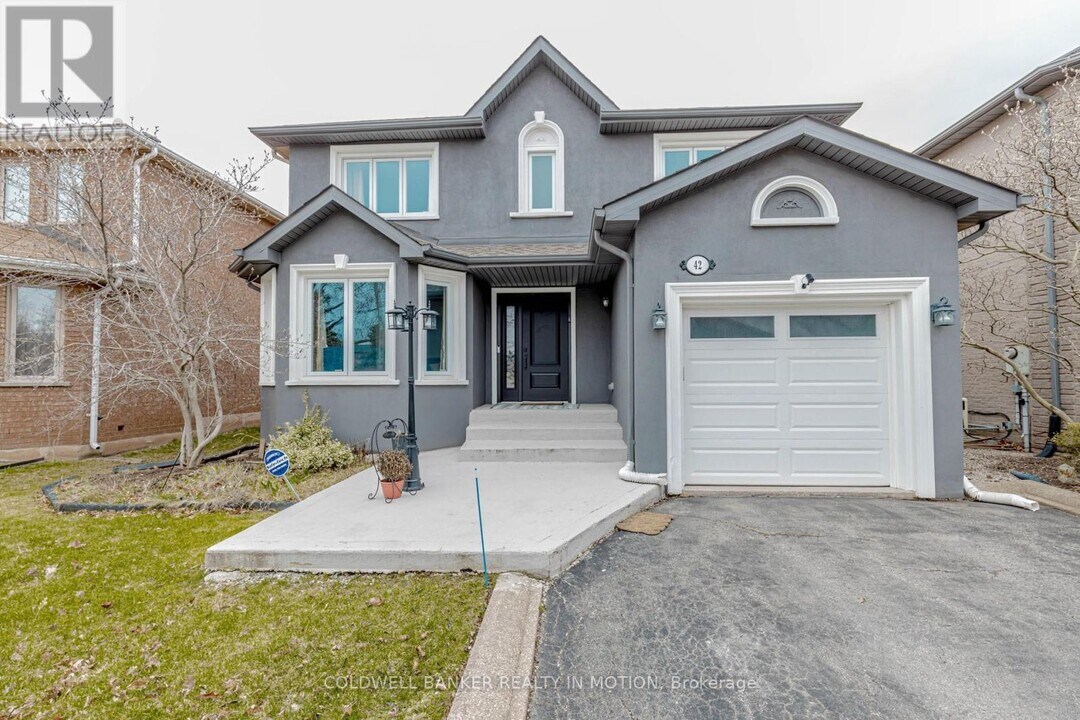 42 River Glen Blvd in Oakville, ON - Building Photo