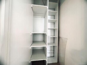 16 E John St in Hicksville, NY - Foto de edificio - Building Photo