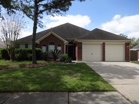 104 Laguna Pointe Dr in League City, TX - Building Photo