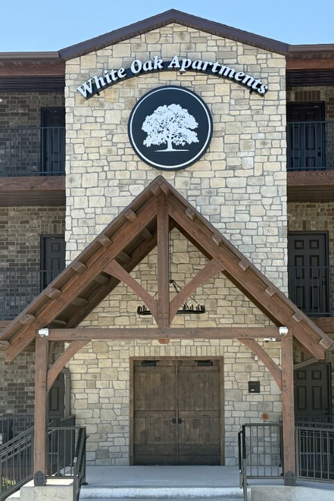 1315 Airport Rd in Ava, MO - Foto de edificio