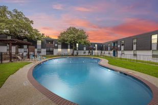 531 Bedford Rd in Bedford, TX - Building Photo