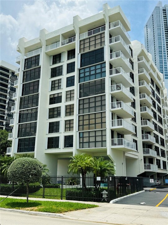 1440 Brickell Bay Dr in Miami, FL - Building Photo