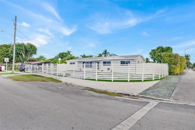 5521 SW 104th Ave in Miami, FL - Building Photo - Building Photo