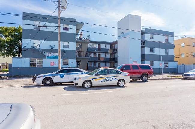 Pelican Apartments in Miami, FL - Building Photo - Building Photo
