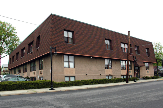 Main Street Commons in East Rutherford, NJ - Foto de edificio - Building Photo