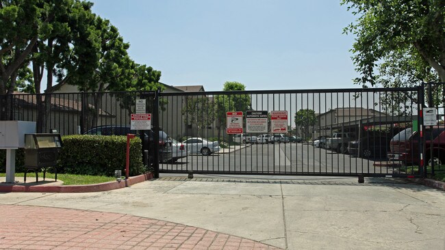 Mission Oaks Apartments in Ontario, CA - Foto de edificio - Building Photo