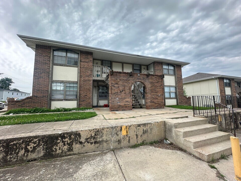 300 W Montgomery St in Odessa, MO - Building Photo