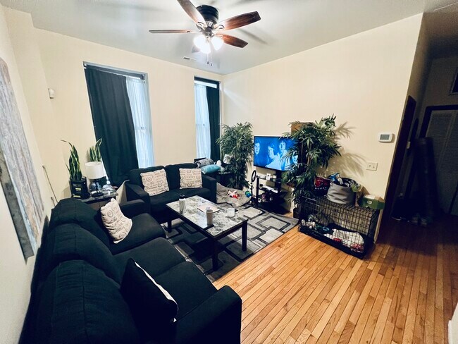 556 W 37th St in Chicago, IL - Building Photo - Building Photo