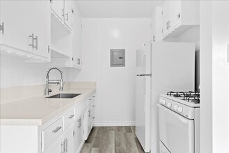 2464 Penmar Ave in Los Angeles, CA - Building Photo - Building Photo