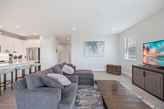 2603 Seychelles Cir in Naples, FL - Foto de edificio - Building Photo