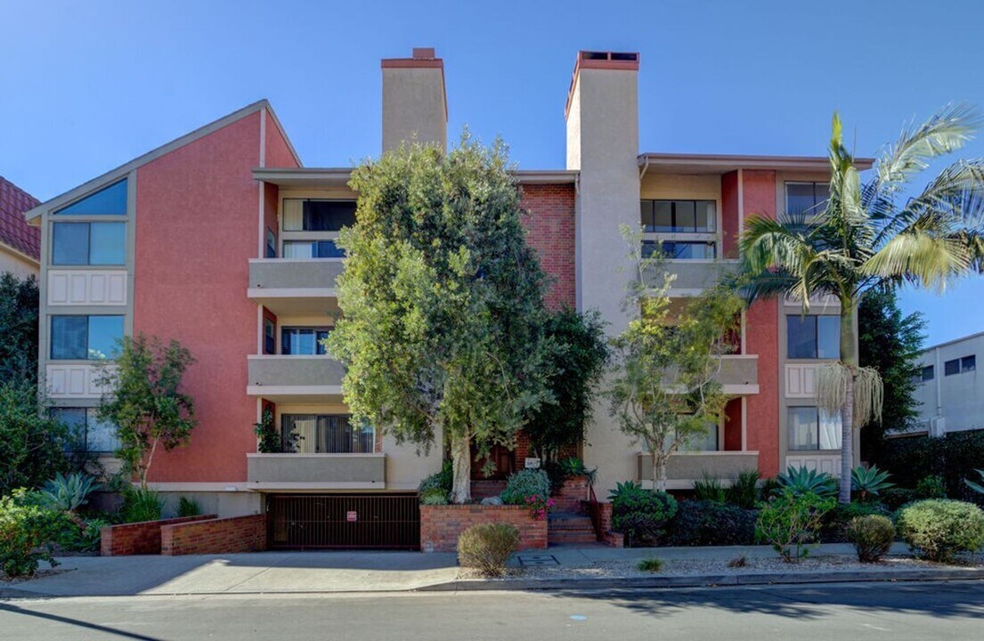 2323 S Bentley Ave in Los Angeles, CA - Building Photo