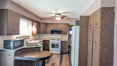 3555 Chippewa Dr in Norton Shores, MI - Building Photo - Building Photo